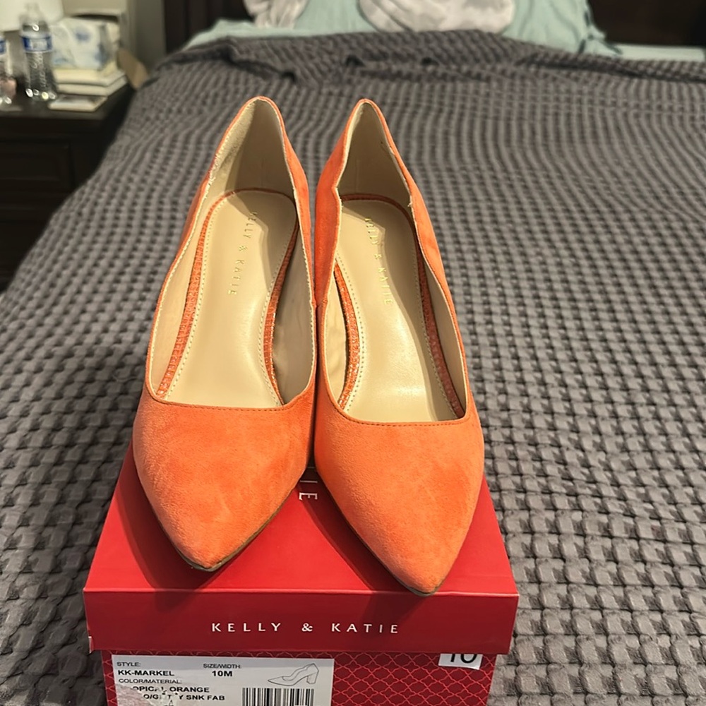 NEVER WORN off pink healed shoe! Bought to wore to Vegas and never took them!